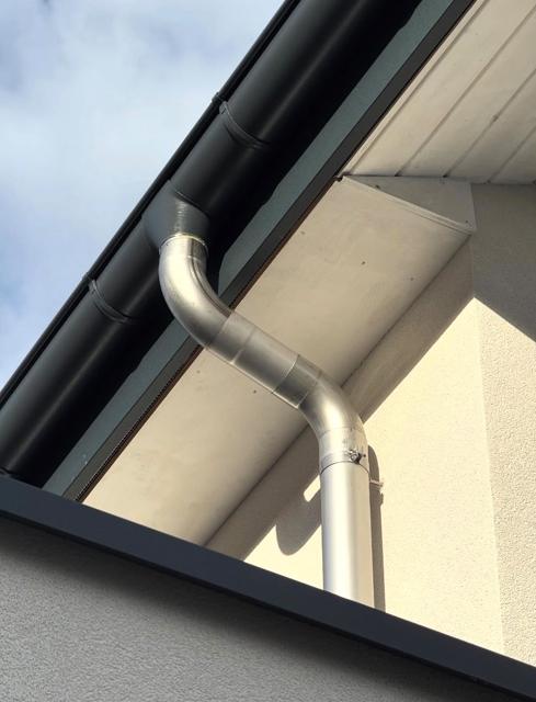 Präziser Dachrandabschluss mit Ablaufrohr aus Zink